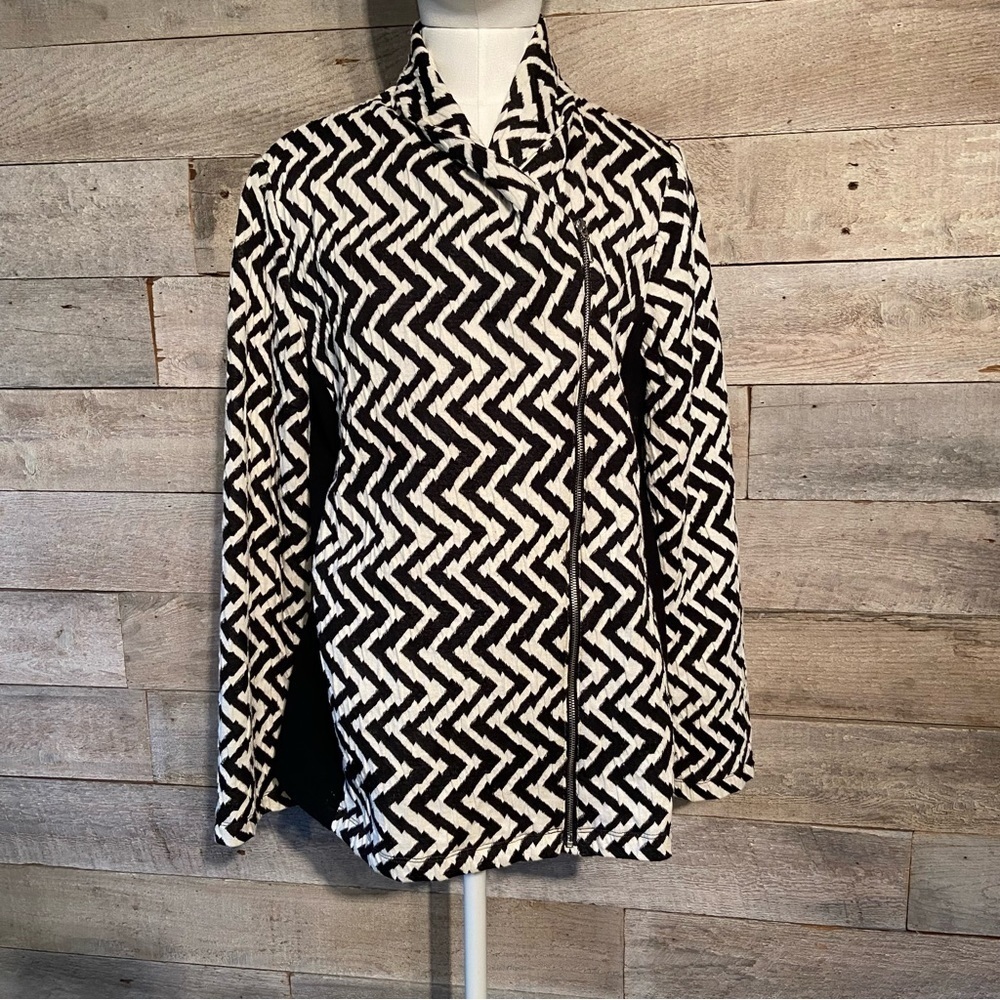 Chico’s women’s black and white zip up jacket in size 2